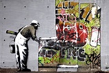 Banksy Graffiti wallpaper hanging en Londres: 1 opiniones y 1 fotos