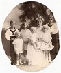 Victoria Eugenia de Battenberg con sus hijos, fotografiados por Campúa padre (Circa 1917) Queen ...
