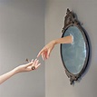 Una mujer frente al espejo - EVOLUCION.CENTER