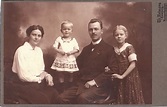 PORTRAIT OF VERY ATTRACTIVE FAMILY IN HAMBURG, GERMANY | THE CABINET ...