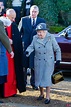 La Reina Isabel II y su hijo, el Príncipe Andrés, llegan al servicio ...