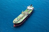 Petrolero de petróleo crudo y carga de glp en el puerto en vista al mar ...