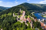 Luftaufnahme von Schloss Zwingenberg auf einem Berg am Neckar, Hessen ...