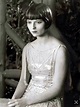 Louise Brooks (1906-1985) | 20er jahre outfit, Louise brooks, Frisuren