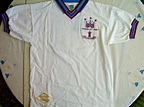 韋斯咸30週年足總杯冠軍限量版球衣纪念盒, 男裝, 上身及套裝, T-shirt、恤衫、有領衫 - Carousell