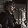 Baker Street saxophone player Raphael Ravenscroft dies - BBC News