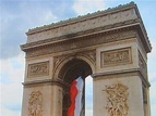 La bandera tricolor ondeando en el interior del Arco del Triunfo, Paris ...