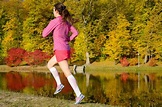 Mujer que corre en el parque de otoño, hermosa chica corredor corriendo ...
