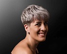 Quelle coupe Pixie cheveux gris est faite pour vous ? Découvrez les ...