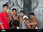 Grupo de los chicos de la calle en el barrio de Malate, Manila ...