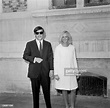 Eddie Vartan et son épouse Doris photographiés devant la mairie du ...