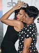 Rihanna posando con su madre, Monica Braithwaite