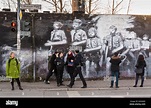 El famoso Muro de Berlín East Side Gallery, mostrando los murales sobre ...