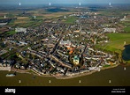 Luftbild mit Blick auf den Rhein bei Rees mit Pfarrkirche St ...