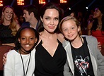 Ao lado das filhas, Angelina Jolie recebe prêmio no Kids Choice Awards ...