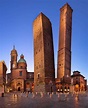 Torre degli Asinelli (Asinelli tower) and Torre Garisenda (Garisenda ...