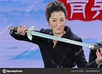 Actriz Malaya Michelle Yeoh Posa Con Una Espada Una Conferencia — Foto ...
