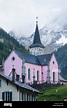 Die rosa Kirche in Trient in den Schweizer Alpen Stockfoto, Bild ...