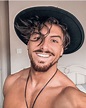 Selfie masculina: melhores poses para tirar fotos sozinho