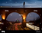 Autopista M60, Stockport y la Pirámide del viaducto en la noche ...