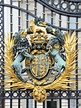 Das Wappen des Vereinigten Königreichs auf dem Palasttor des Buckingham ...