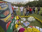 Fanáticos de la F1 se reúnen en tumba de Senna 20 años después de su muerte