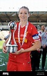 Gemma Bonner de Liverpool celebra con el trofeo después del partido ...