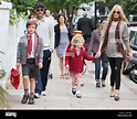 Claudia Schiffer et Matthew Vaughn promènent leurs enfants à l'école de ...