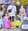 Lewis Hamilton, avec son neveu et sa nièce habillés en princesses