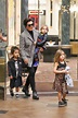 Vovó coruja! Kris Jenner leva os netos ao cinema em Los Angeles ...