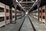 Dentro del cuartel en el campo de concentración Auschwitz, Oswiecim ...