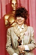 Diane Keaton holding Oscar | Best actress oscar, Diane keaton, Best actress