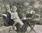 Hermann Hesse mit seiner Frau Mia Bernoulli und dem Sohn Heiner in Bern ...