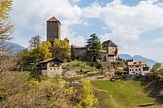 Vista detallada del castillo del Tirol en la montaña y el paisaje ...