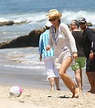Blond MILF Téa Leoni Shows Her Body While Hanging Out on the Beach ...