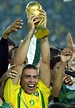 Ronaldo Nazario levantando la Copa del Mundo de 2002 celebrada en Corea ...