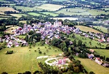 Photographie du village de Beaumont en Auge vu du ciel.