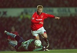 Premier League - 1994年的今日，20歲的史高斯代表曼聯上演了他的英超地標戰，開啟了長達17年的紅魔...