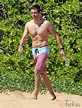 James Marsden en bañador caminando por una playa de Hawaii - James ...