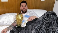 Messi no suelta la Copa del Mundo y duerme con ella en su llegada a ...