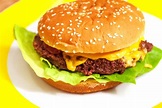 Selbstgemachte Hamburger und Cheeseburger mit Hamburger-Buletten aus ...