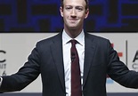 他創立的Facebook臉書至今在全球擁有了20億的用戶，他是Facebook臉書創辦人-馬克·祖克柏