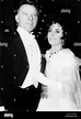 Richard Burton, el actor y su esposa Elizabeth Taylor en el estreno de ...