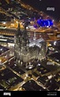 Vista aérea de la catedral de Colonia, en la noche, la catedral de ...
