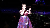 Kelly Clarkson faz cover de "Habits", sucesso de Tove Lo - VAGALUME