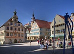 Vaihingen (Enz), Marktplatz und Rathaus mit Schloss im Hintergrund ...