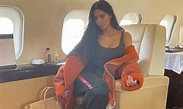 Kim Kardashian posa ao lado de bolsa de meio milhão de reais em jatinho ...