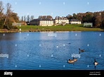 Una vista del lago en Hardwick Park, Sedgefield, Inglaterra, Reino Unido, con el hotel en el ...