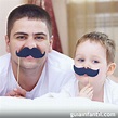 ¡A ponerse bigotes! foto divertida con papá