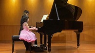 [5Y11M24] 霏霏公主鋼琴演奏會初體驗 身為最小的表演者 在家都不緊張 一到現場才發現原來這麼正式才開始扭捏緊張起來 不過第一次的表現很 ...